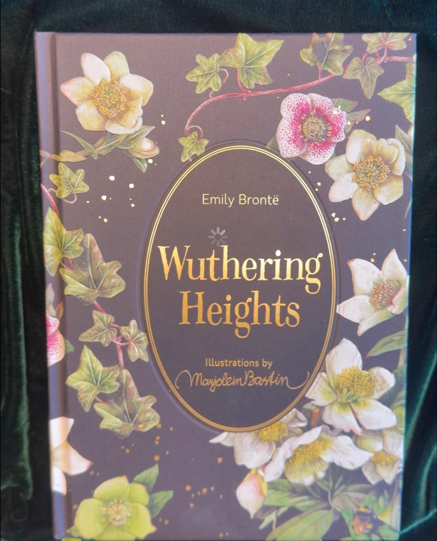 Wuthering Heights Gift Set – Literary Candle, Book, Tea & Book Hook