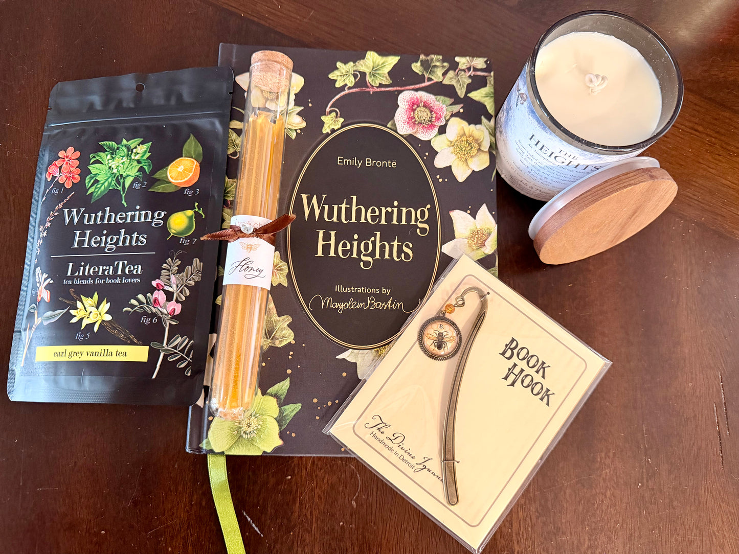 Wuthering Heights Gift Set – Literary Candle, Book, Tea & Book Hook